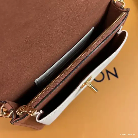 First bag ru LOUIS VUITTON POCHETTE CHAIN MYLOCKME 0428